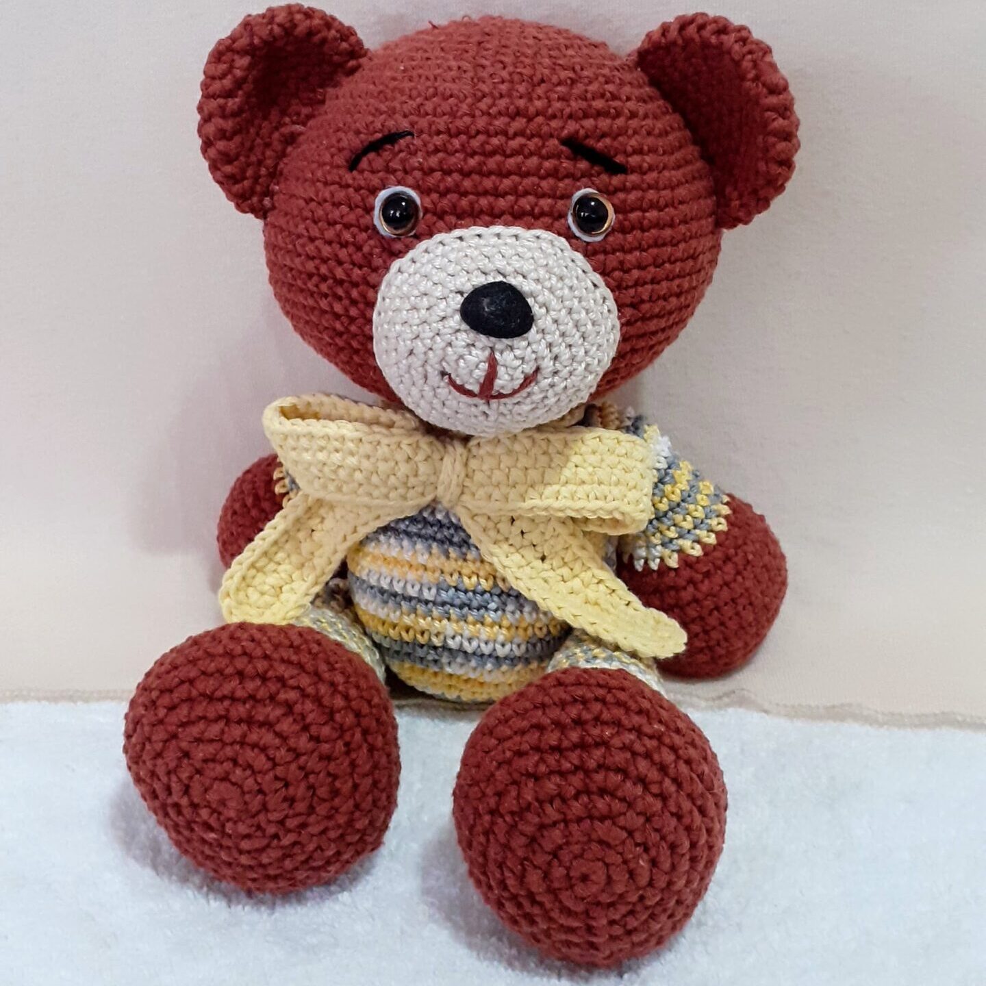 Heklani meda sa žutom mašnom – ručno rađena igračka od pamučnog konca