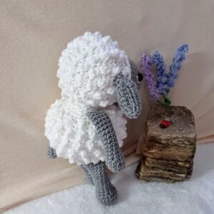Heklano jagnje igračka, belo, ručno rađeno od pamučnog konca