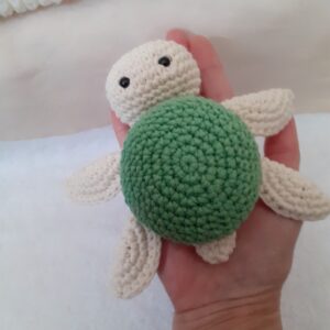 Kornjača – ručno rađena. heklana igračka od pamučnog konca. zelene boje