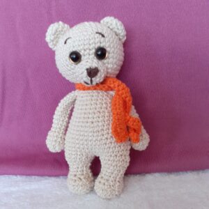 Mini meda igračka privezak u bež boji šalom, ručno heklan od pamučnog konca