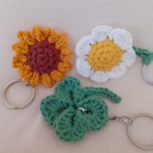 Heklani privesci za ključeve – bela rada, suncokret i detelina
