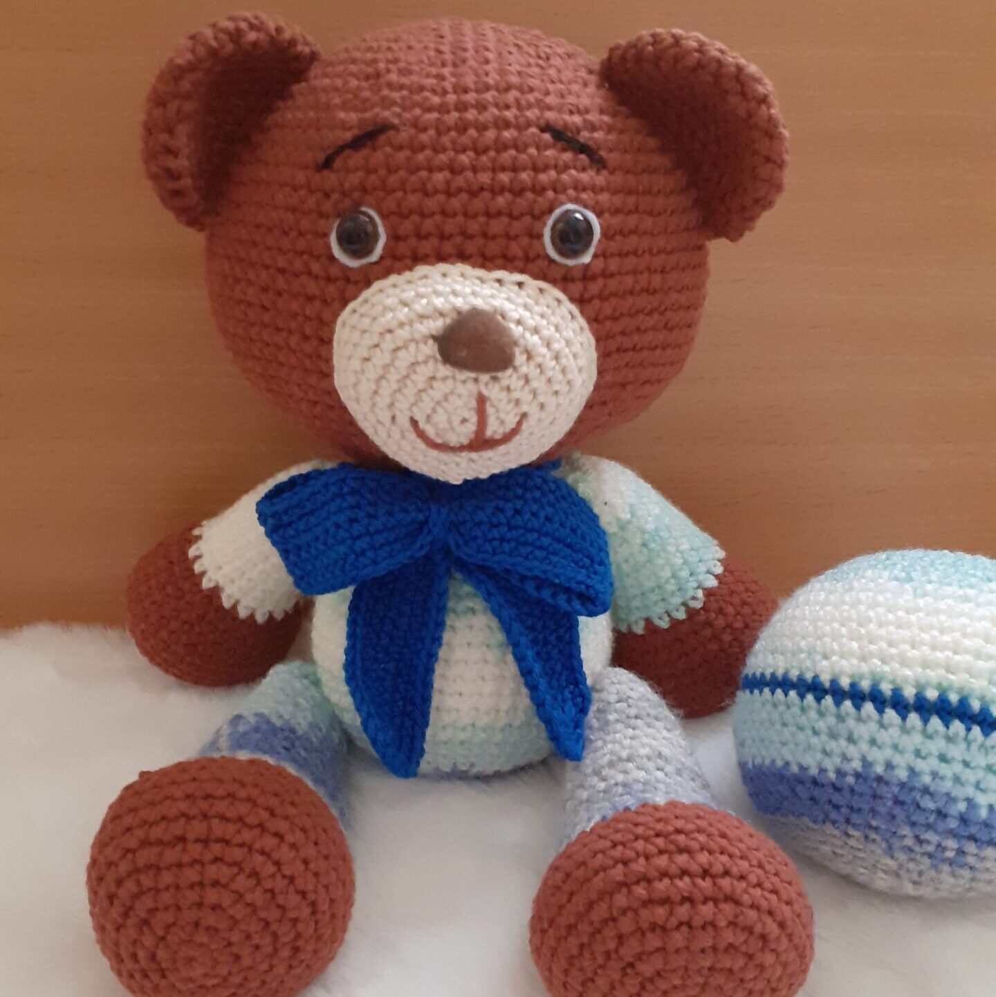 Heklani meda sa plavom mašnom – poklon za bebe