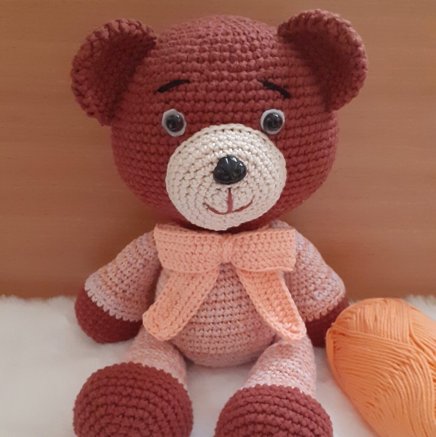 Meda sa svetlonarandžastom mašnom omiljena igračka za decu