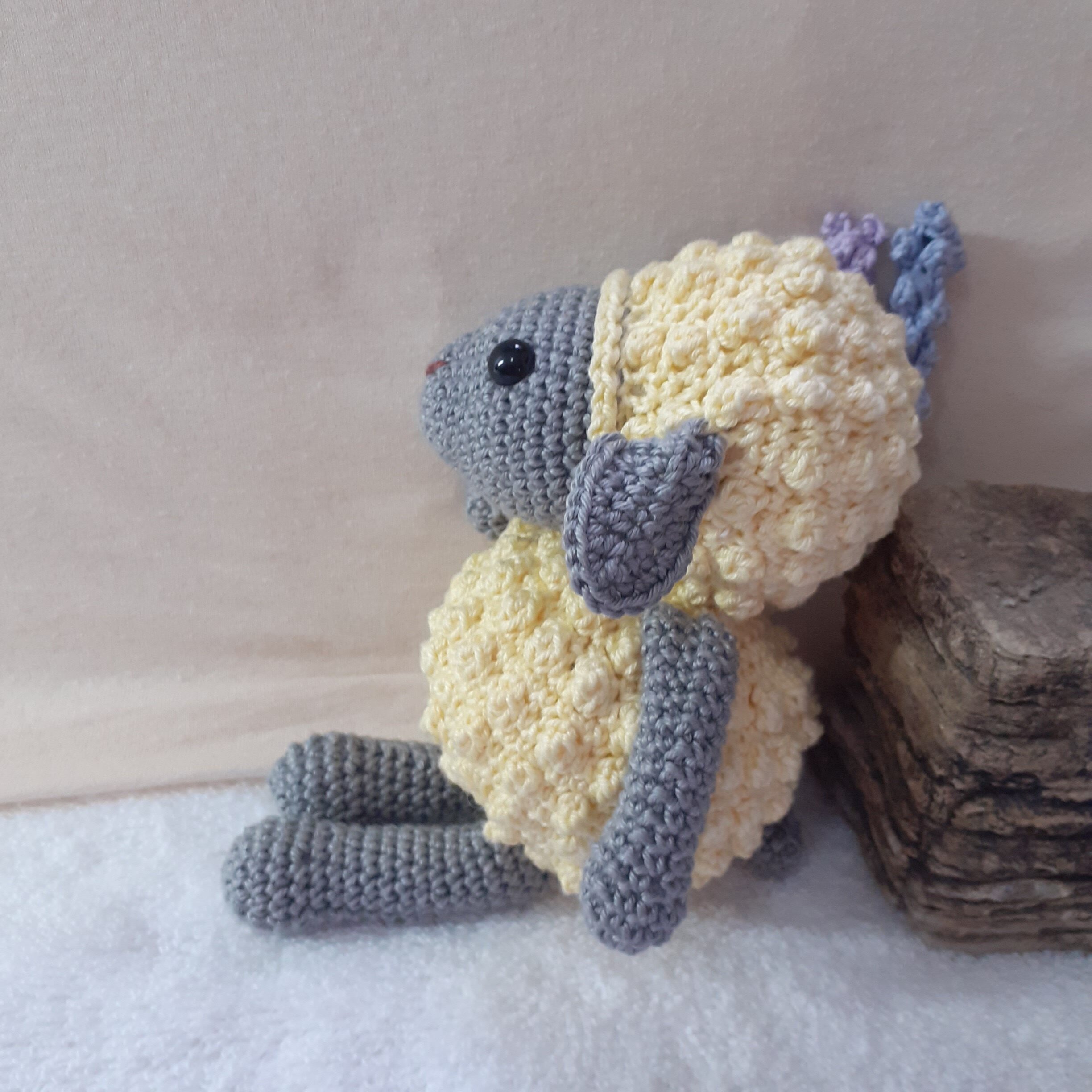 Heklana igračka žuto jagnje