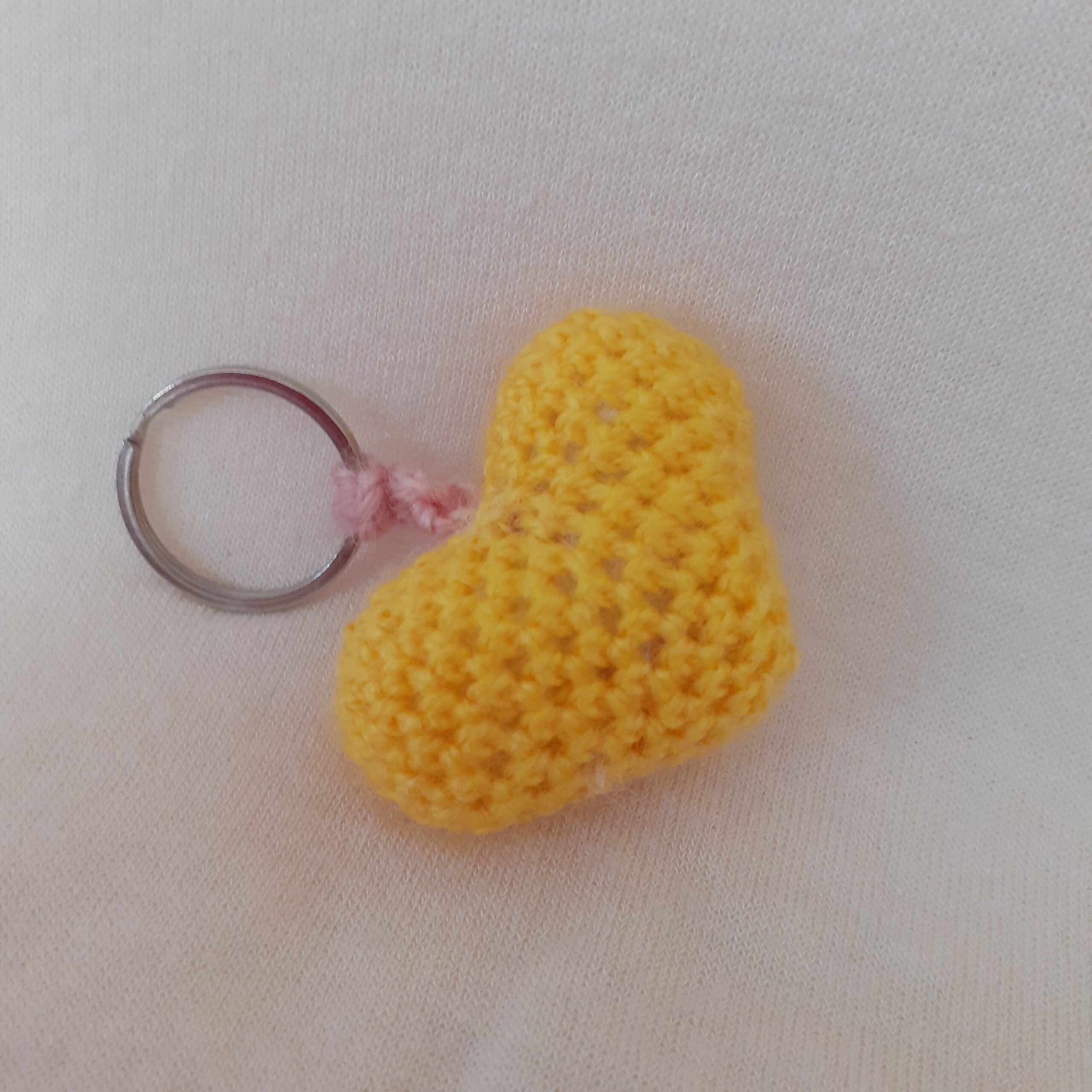 Žuti privezak za ključeve u obliku srca, ručno izrađen od akrilnog konca