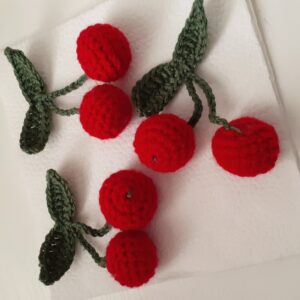 Heklani par trešnjica – ručno rađena igračka za decu
