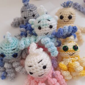 Heklani privezak No Stress Hobotnica u šarenim bojama, sa mekanim kracima za igru i opuštanje