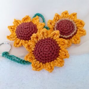 Heklani privezak suncokret za ranac ili tašnu.