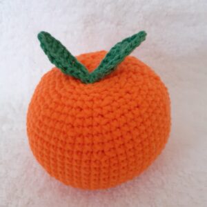 Heklana pomorandža, ručno rađena igračka sa zelenim listićima