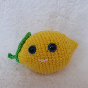 Heklan limun za igru i dekoraciju, svetlo žutog tela i zelenog listića, izrađen od pamučnog konca