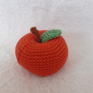 Heklana crvena jabuka – ručno rađena voćka od pamučnog konca