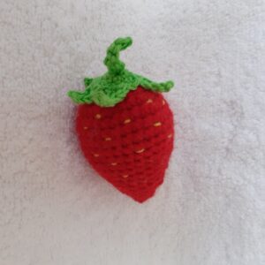 Heklana jagoda, ručno izrađena igračka sa zelenom peteljkom