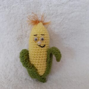 Mini heklani kukuruz – ručno rađena igračka od pamučnog i akrilnog konca, idealna za igru i dekoraciju