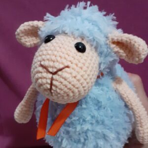 Heklana ovčica plave boje ručni rad od plišanog i pamučnog konca, bezbedna igračka za decu