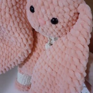 Heklani zeka roze-krem boje, ručno rađena igračka visine 24 cm, izrađena od pamuka i plišanog konca