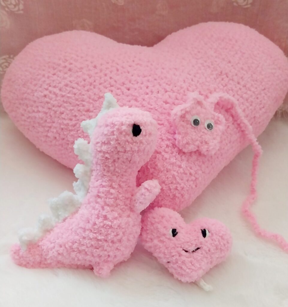 poklon za rođenje bebe jastuče srce i igračka dinosaurus roze set